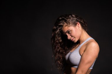 Atletik kıvırcık kız