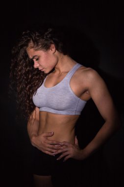 Atletik kıvırcık kız