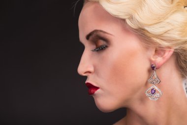 Moda makyaj ile güzel sarışın.