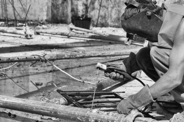 Kaynakçı inşaat sahasında işyerinde