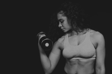 Atletik kıvırcık kız