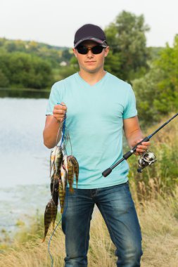 Nehir kıyısındaki balıkçı.