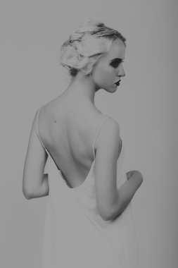 20'li yaşlarda tarzı güzel sarışın