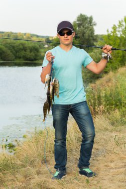 Adam bir balık yakaladı