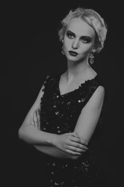 retro giysili bir kadına