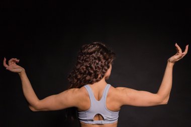 Atletik kıvırcık kız