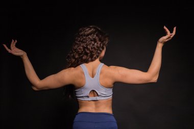 Atletik kıvırcık kız