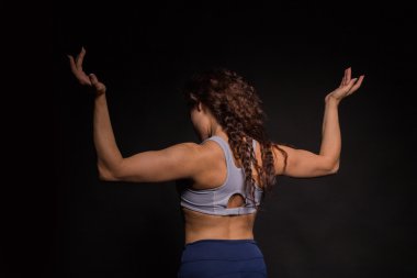 Atletik kıvırcık kız