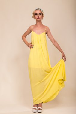 Eski tarzda bir kadın.