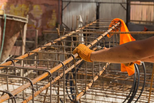 inşaatta çalışıyor