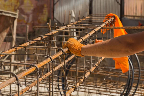 inşaatta çalışıyor