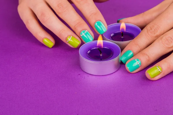 Mujer sosteniendo velas — Foto de Stock