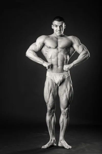 Muž ukazuje svaly — Stock fotografie