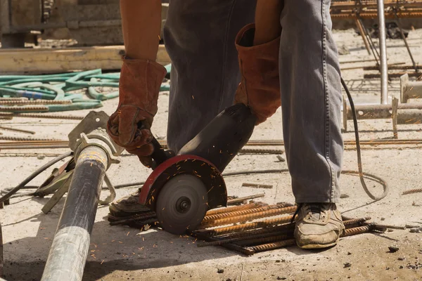 inşaatta çalışıyor