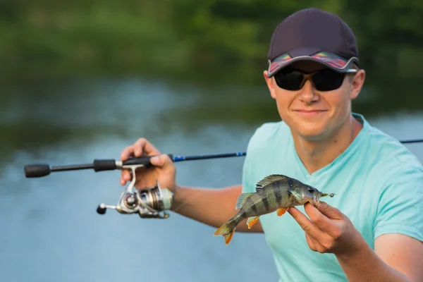 Mann fing einen Fisch — Stockfoto