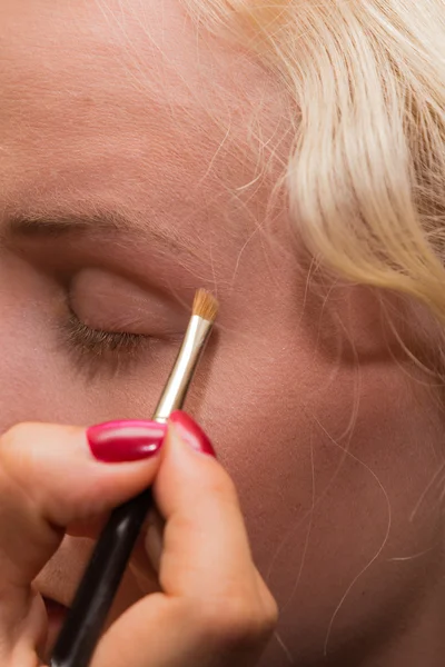 Maquillaje profesional en una hermosa chica —  Fotos de Stock