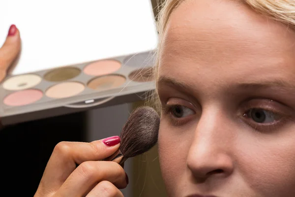 Professionell makeup på en vacker flicka — Stockfoto