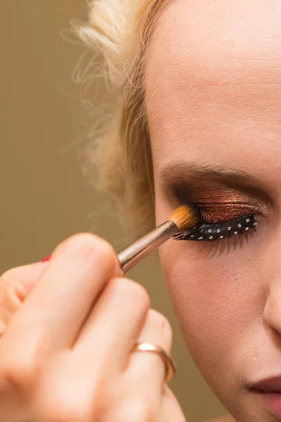 Trucco professionale su una bella ragazza — Foto Stock