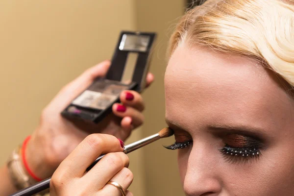 Professionele make-up op een mooi meisje — Stockfoto