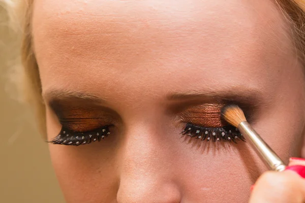 Güzel bir kız profesyonel makyaj