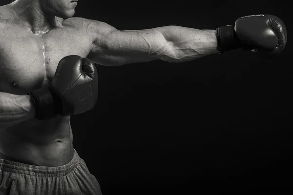 Homem atlético em luvas de boxe — Fotografia de Stock