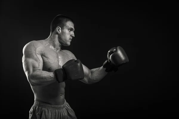 Uomo atletico in guantoni da boxe — Foto Stock