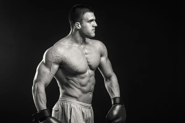 Hombre atlético en guantes de boxeo —  Fotos de Stock