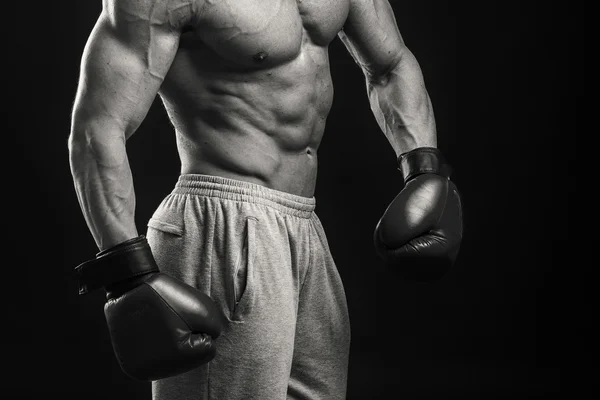 Atletische man in bokshandschoenen — Stockfoto