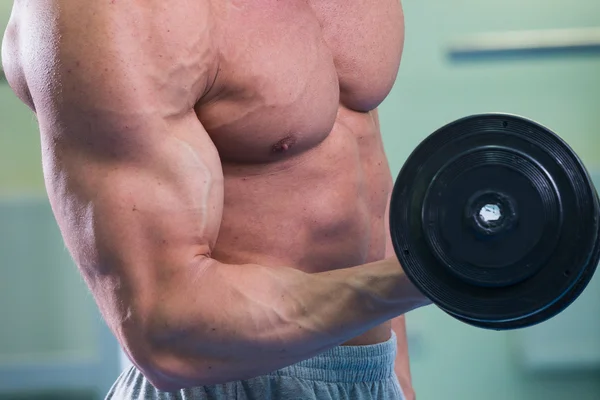 Hombre haciendo ejercicio con mancuerna —  Fotos de Stock