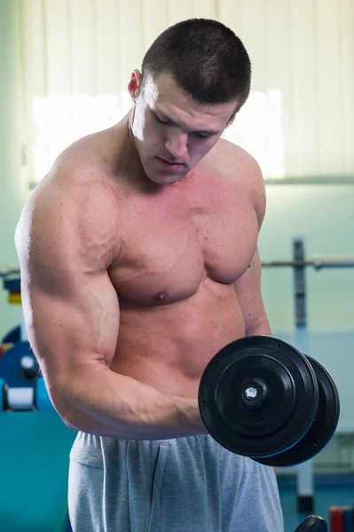 Man uitoefenen met dumbbell — Stockfoto