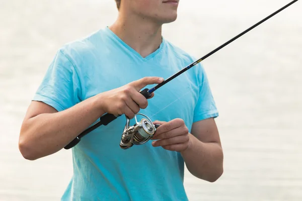 L'uomo catturato un pesce — Foto Stock