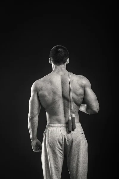 Bodybuilder sur fond sombre — Photo