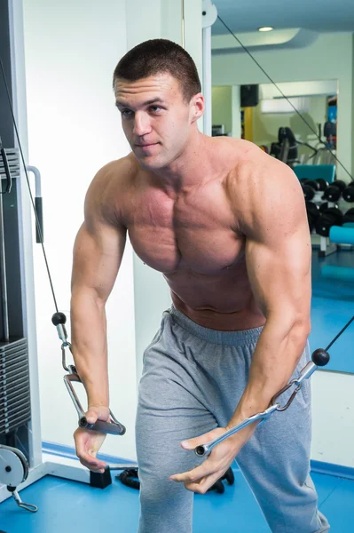 Simülatör egzersiz yapan erkek