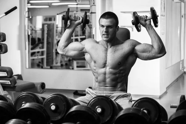 Hombre haciendo ejercicio con pesas —  Fotos de Stock