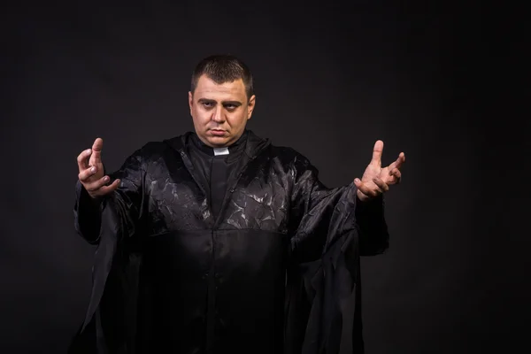 Herec hraje roli kněze — Stock fotografie