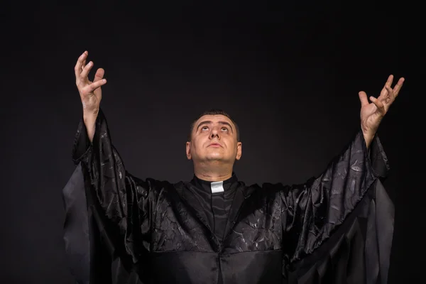 Schauspieler spielt Rolle des Priesters — Stockfoto
