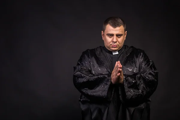 Acteur joue le rôle de prêtre — Photo