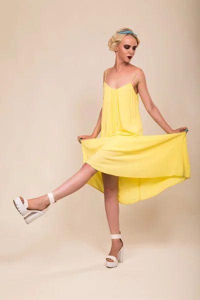 Loira encantadora em vestido amarelo — Fotografia de Stock