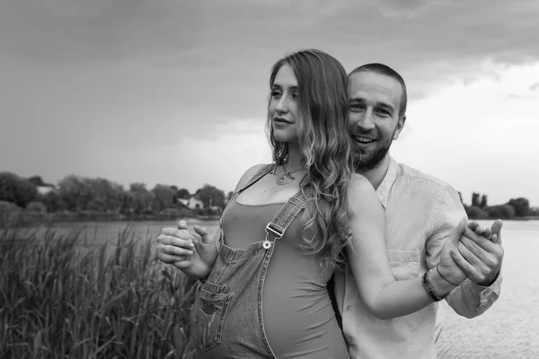 赤ん坊を待っている家族 — ストック写真