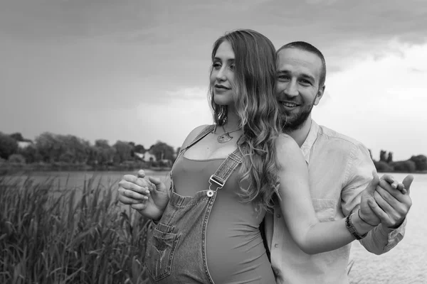 Familia esperando al bebé — Foto de Stock