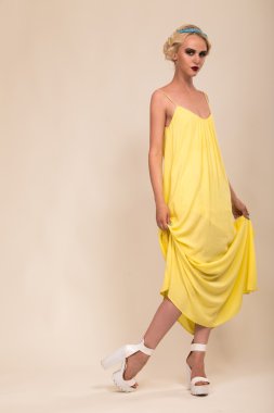 Eski tarzda bir kadın.