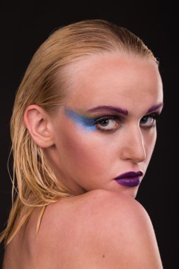 kadın profesyonel retro makyaj ile