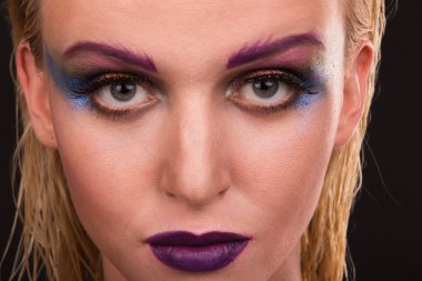 kadın profesyonel makyaj ile