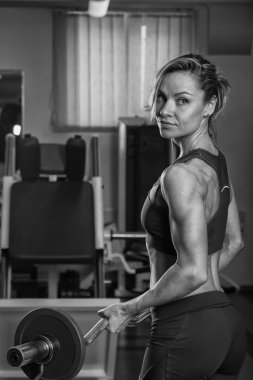 Kadın egzersiz yapıyor.