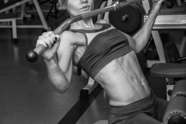 Kadın egzersiz yapıyor.