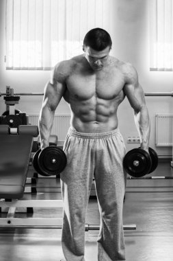 kaslı adam dumbell ile çalışma dışarı