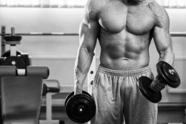 kaslı adam dumbell ile çalışma dışarı