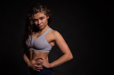 Atletik kıvırcık kız