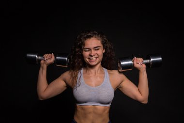 Atletik kıvırcık kız