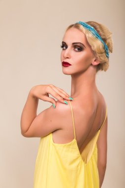 30'lu tarzı güzel kız.